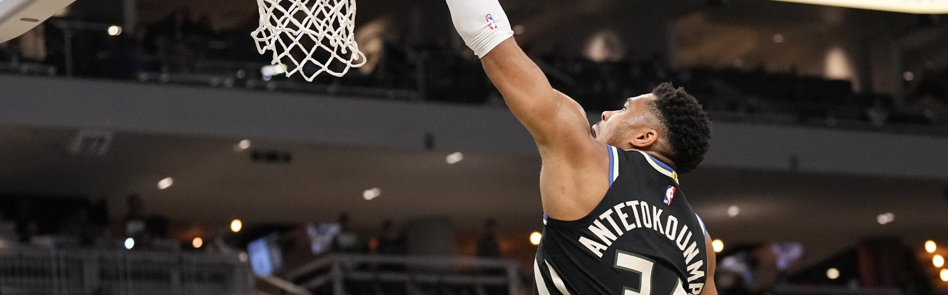 球速官方-根本扛不住！字母哥背打奥孔武反身爆扣&amp;冲击后者再打2+0