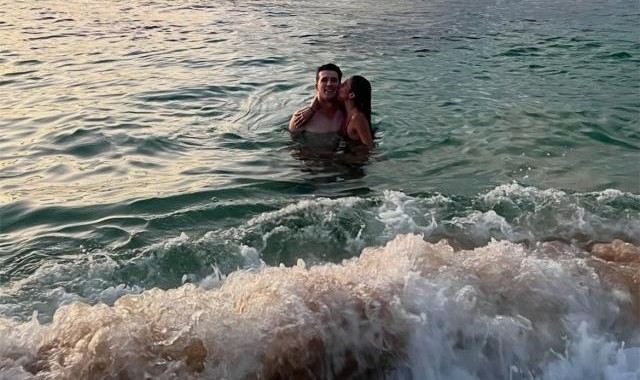 海中拥吻！湖人新星女友上线,，他曾和霉霉传绯闻