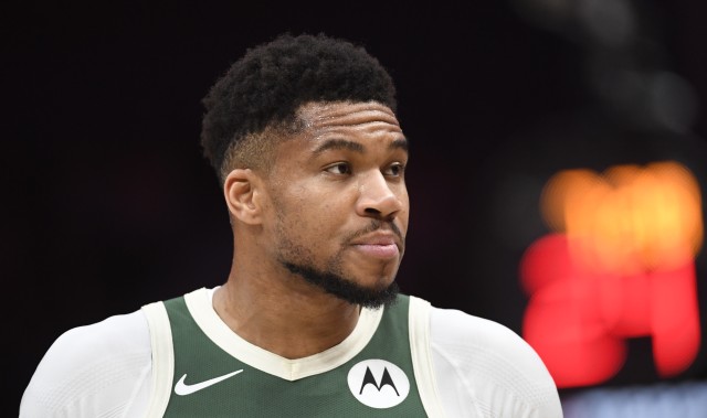 球速体育网址-真尽力了！字母哥22中15高效空砍34分10板5助 罚球7中2惨淡