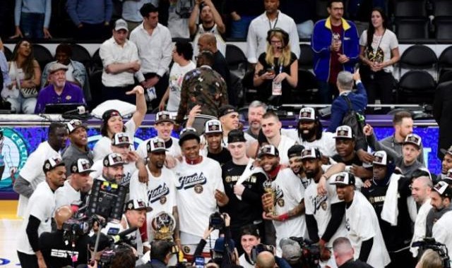 球速体育链接-命运反转！浓眉替身离开湖人或躺冠 首发场均14+8