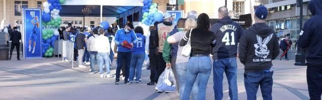 球速体育-【现场】亲临独行侠主场 见证诺天王球衣退役仪式